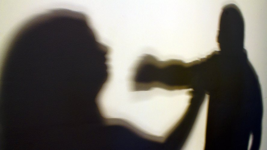 Mãe denuncia filho à polícia por abuso, assédio e agressão em Garça