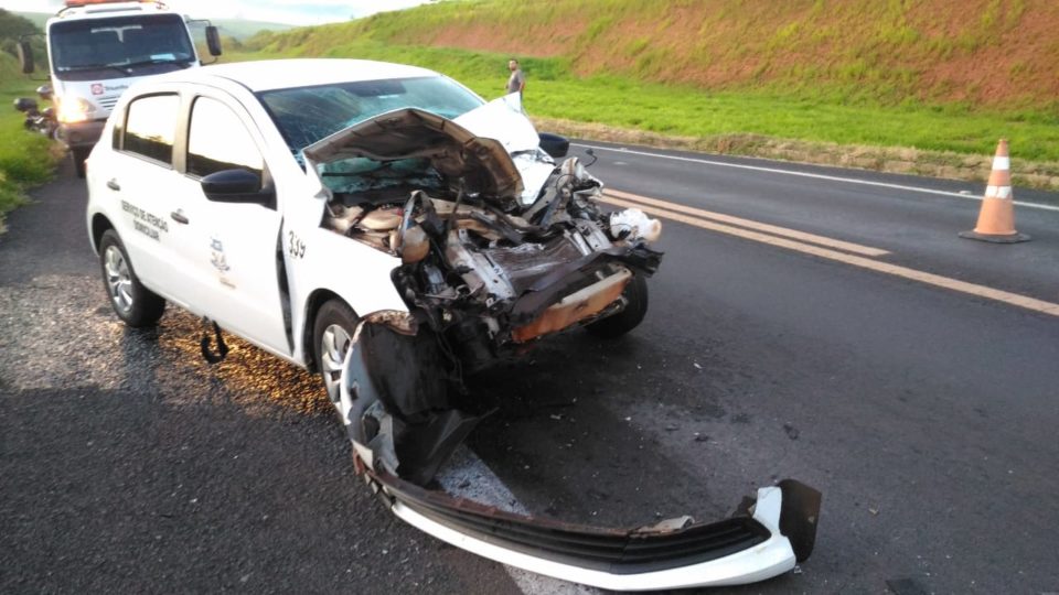 Colisão entre carro com pacientes e caminhão deixa feridos na BR-153