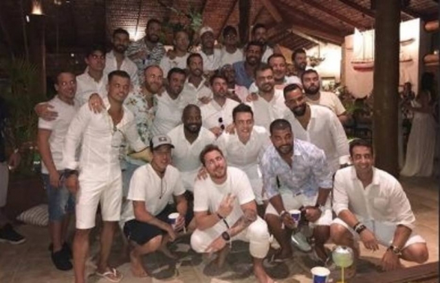 Neymar publica foto ao lado de 24 homens após críticas