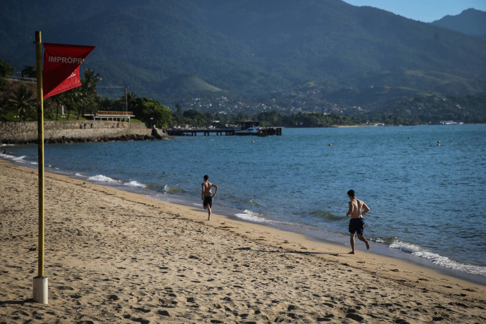 Onze das 19 praias de Ilhabela estão impróprias, diz Cetesb