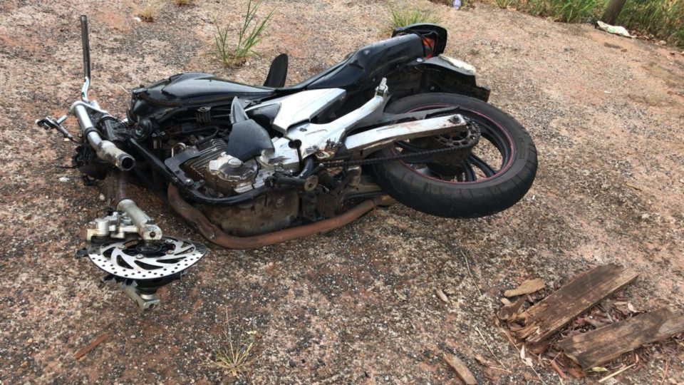 Motociclista tem braço decepado e morre após colidir com carreta