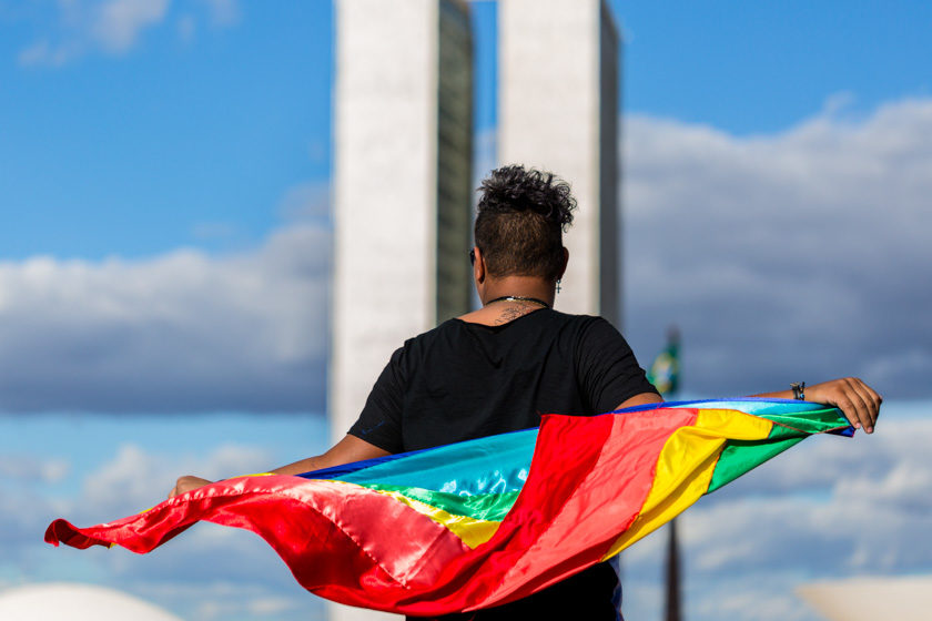 Ministério publica nova versão de cartilha para população trans