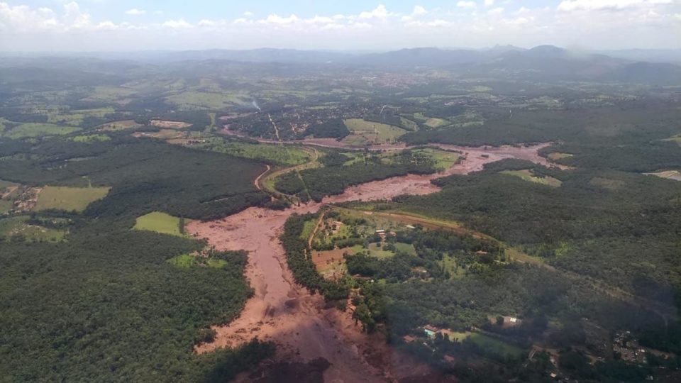 Buscas são suspensas diante de risco de rompimento de 2ª barragem