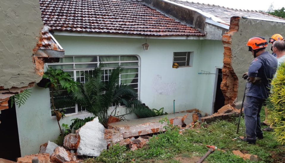 Tempestade provoca estragos e deixa população sem energia em Marília