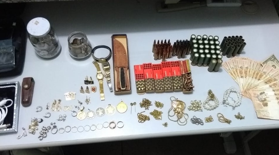 Dupla de menores é detida após furtar joias avaliadas em R$ 30 na região