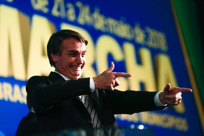 Bolsonaro reforça segurança com pasta à prova de balas