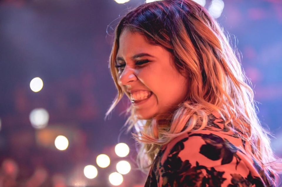 Marília Mendonça ajuda a varrer chão após show em Fortaleza