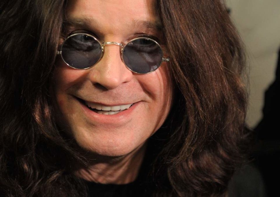 Ozzy Osbourne lança morcego de pelúcia que ‘perde a cabeça’