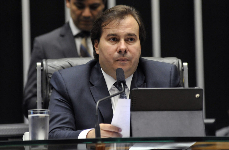 PSL decide apoiar reeleição de Rodrigo Maia na Câmara, diz Bivar