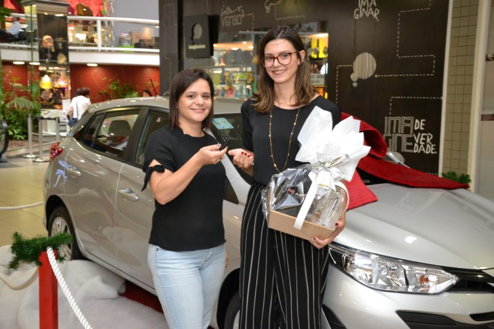 Ganhadora da campanha de Natal do Esmeralda Shopping recebe carro