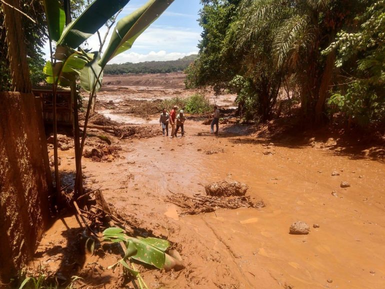 Barragem se rompe em Minas Gerais