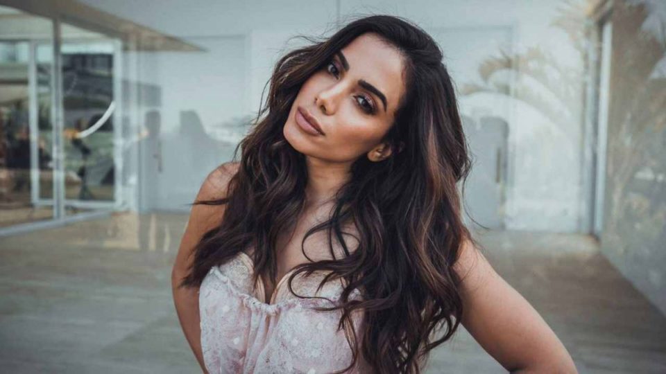 Anitta interrompe show no Ceará após parte do palco cair