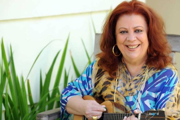 Internada, Beth Carvalho canta em cama de hospital e emociona fãs