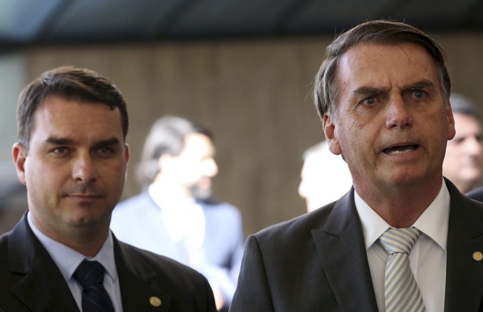 Assessores do presidente cobram Flavio Bolsonaro sobre depósitos