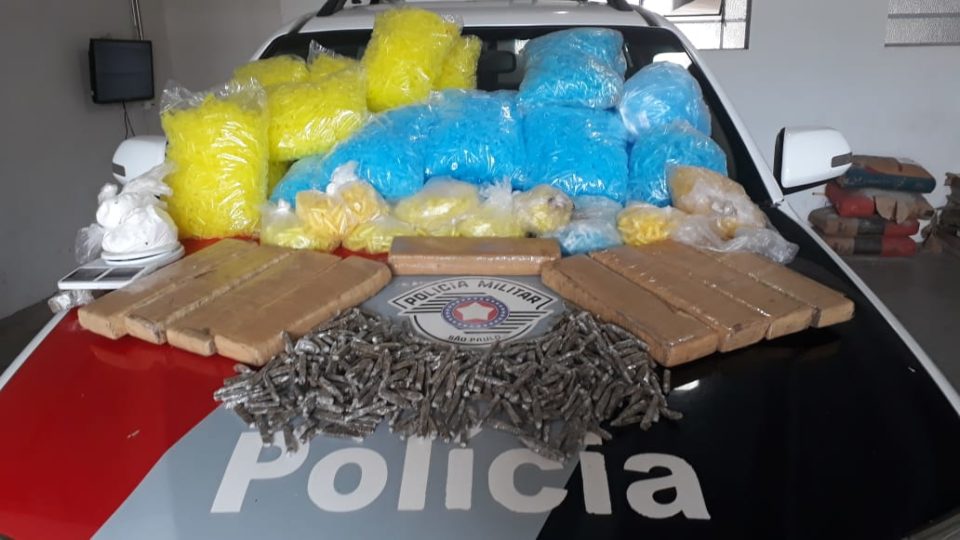 Mulher é presa com drogas avaliadas em R$ 100 mil na Vila Barros