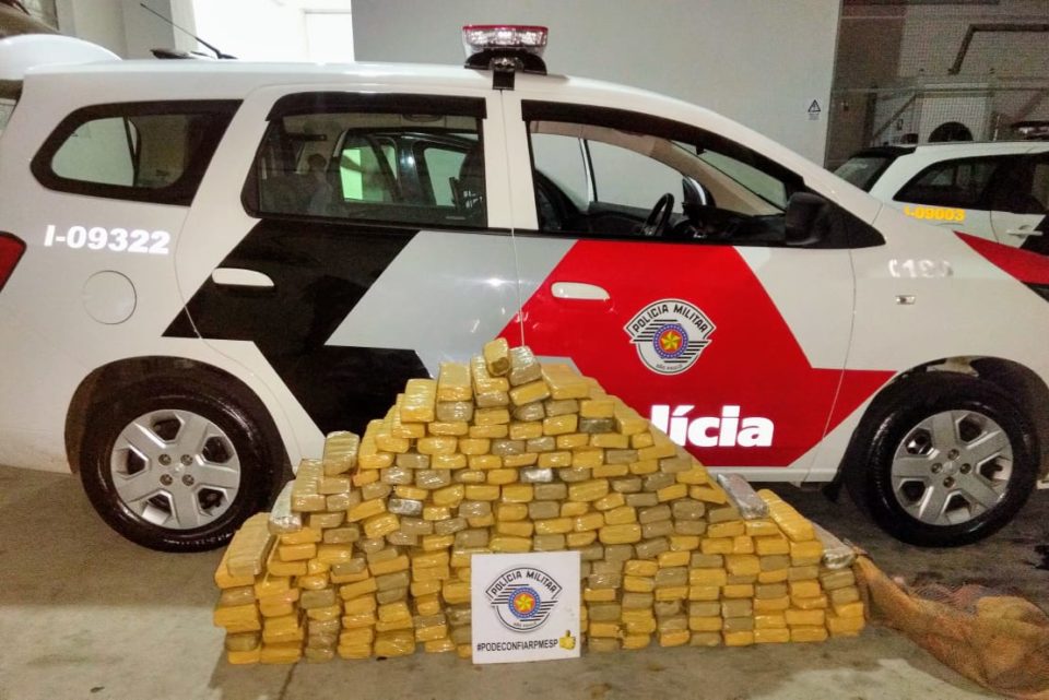 Polícia prende homem com carga de 228 tijolos de maconha na SP-333