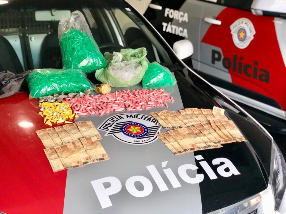 Jovem é preso com drogas e mais de R$ 1,5 mil na zona Sul