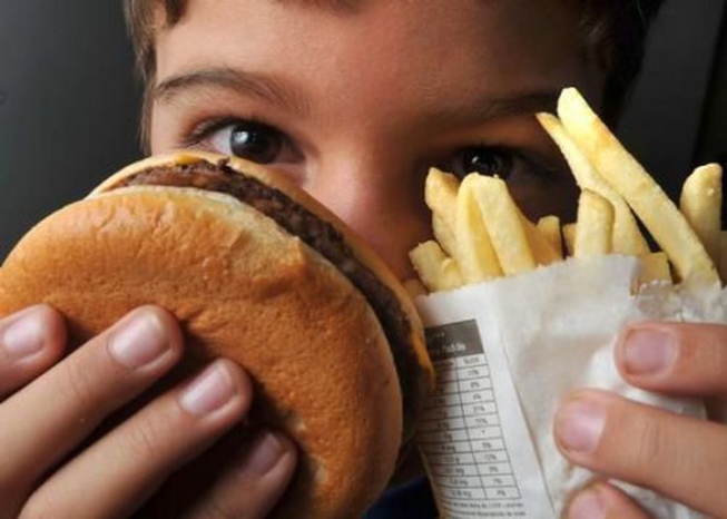 Cheirar hambúrguer por 2 minutos ajuda a resistir a junk food, diz estudo