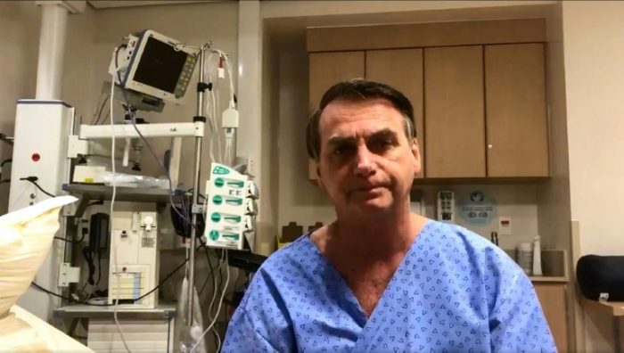 No hospital, Bolsonaro assina três decretos