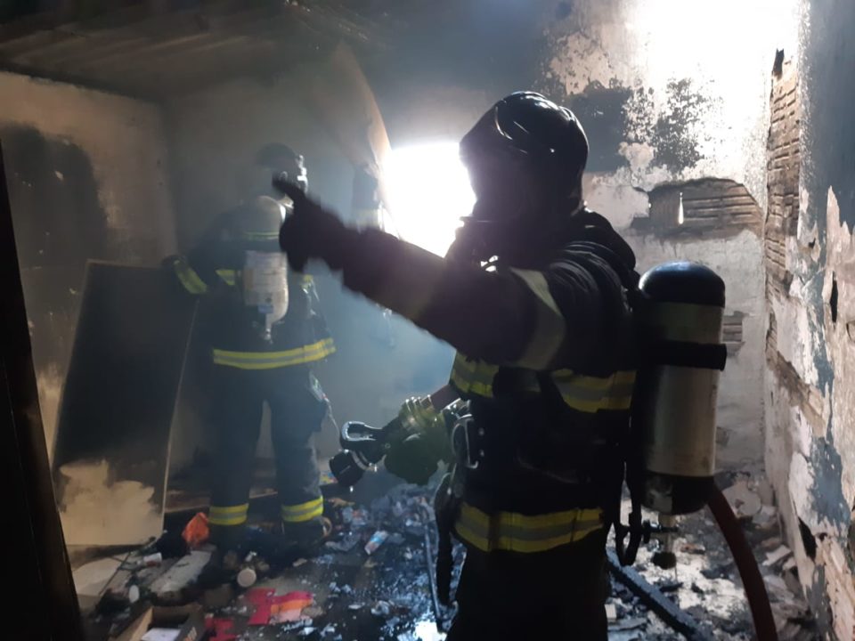 Incêndio em residência mobiliza bombeiros na zona Oeste