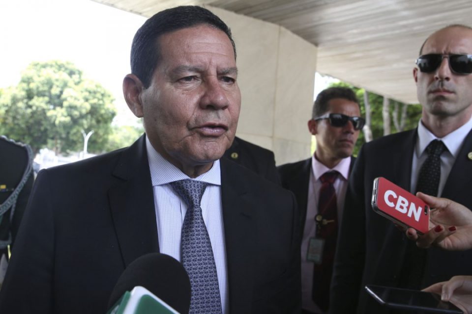 ‘Apurar e punir se for o caso’, diz Mourão sobre Flávio Bolsonaro
