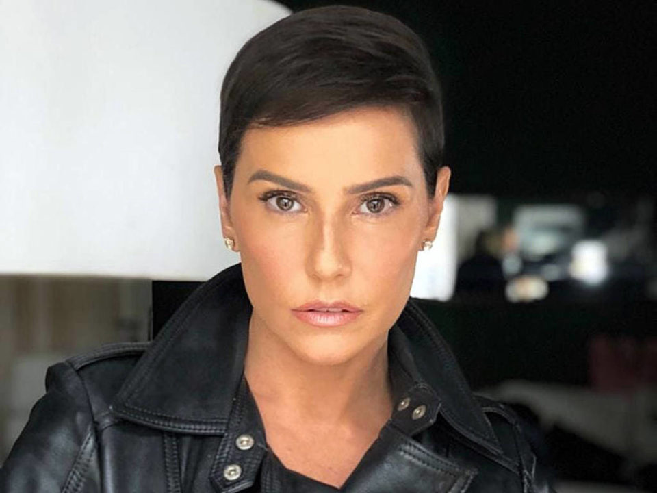 Deborah Secco muda cor do cabelo e surpreende filha: ‘Parece a Xuxa’