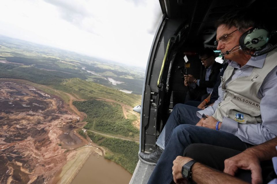 Bolsonaro sobrevoa área onde ocorreu rompimento de barragem