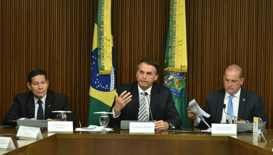 Bolsonaro comanda primeira reunião ao lado de Mourão e Onyx