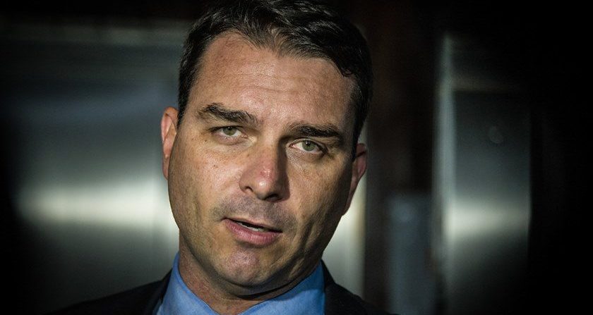 Recurso de filho de Bolsonaro no caso Queiroz desgasta governo