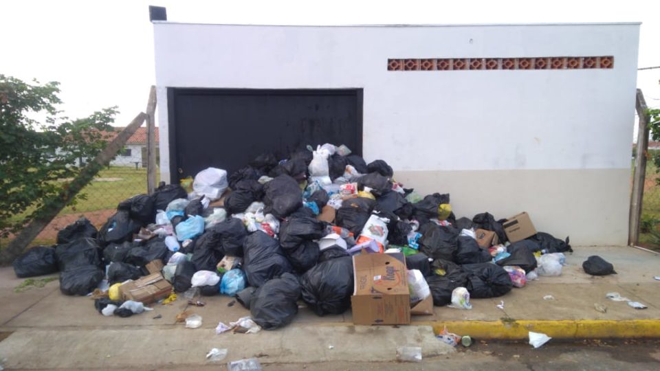 Sem coleta de lixo, moradores exigem solução na zona Norte de Marília