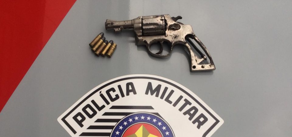 Comerciante é preso com arma de fogo na zona Sul