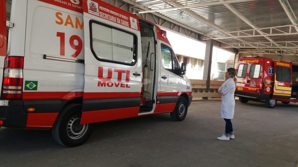 Motociclista segue em estado grave após colidir contra poste em Marília