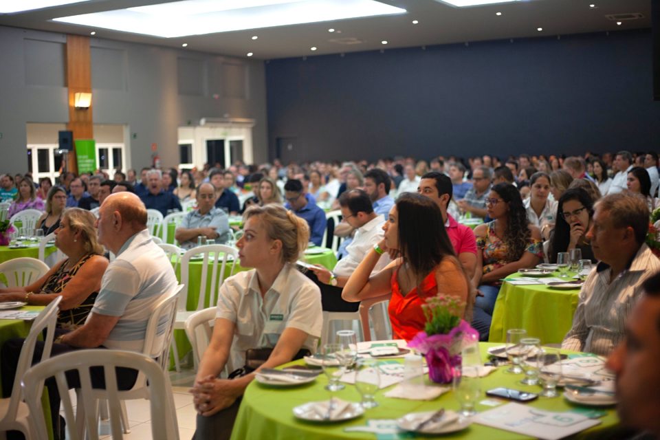 Sicredi reúne associados em assembleia com casa cheia