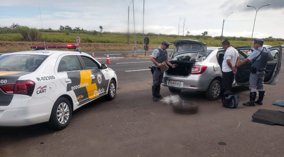 Polícia prende motorista com 30 quilos de maconha na SP-294