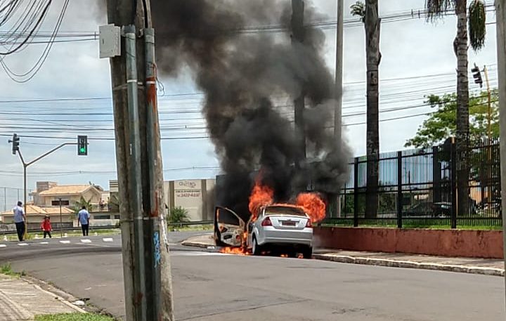 Carro pega fogo no Campus Universitário de Marília