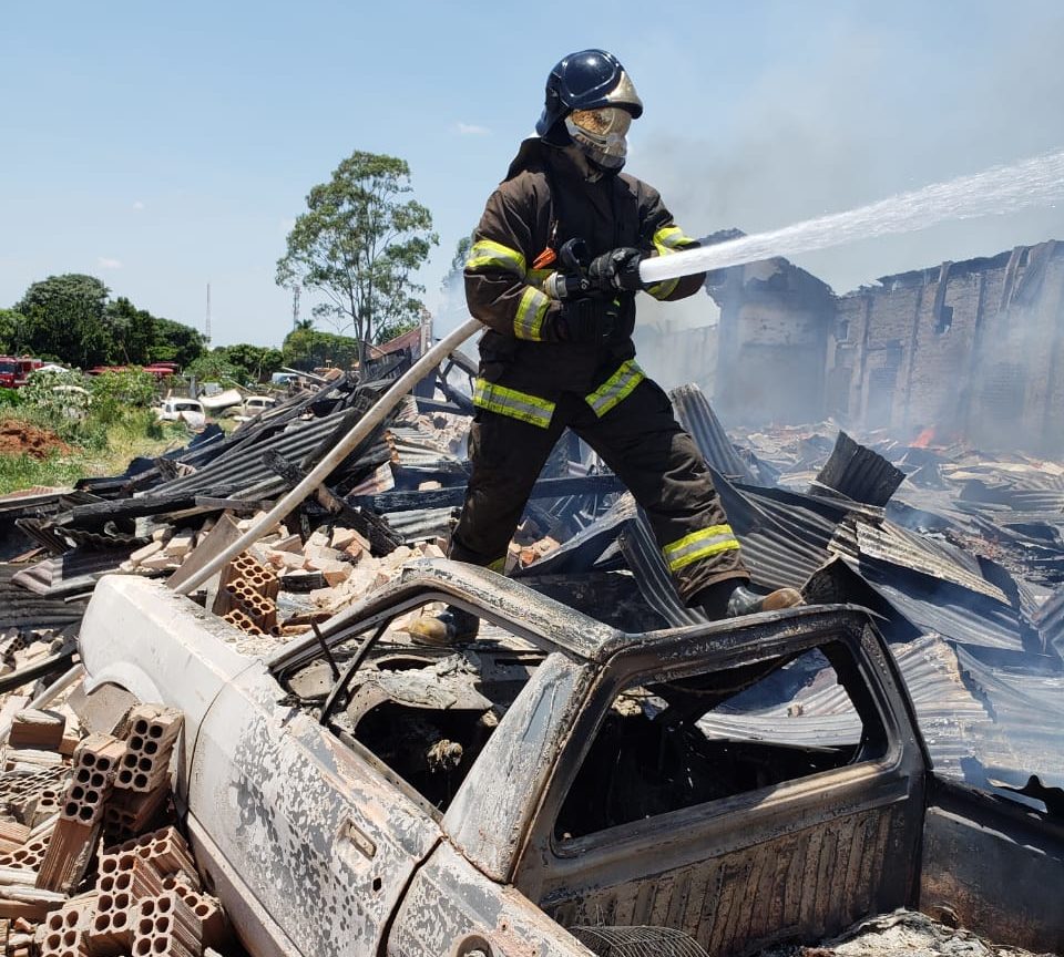 Corpo de Bombeiros é mobilizado por fogo em galpão de Vera Cruz