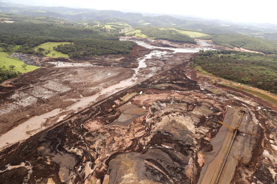 Vídeos mostram avanço da lama após rompimento de barragem