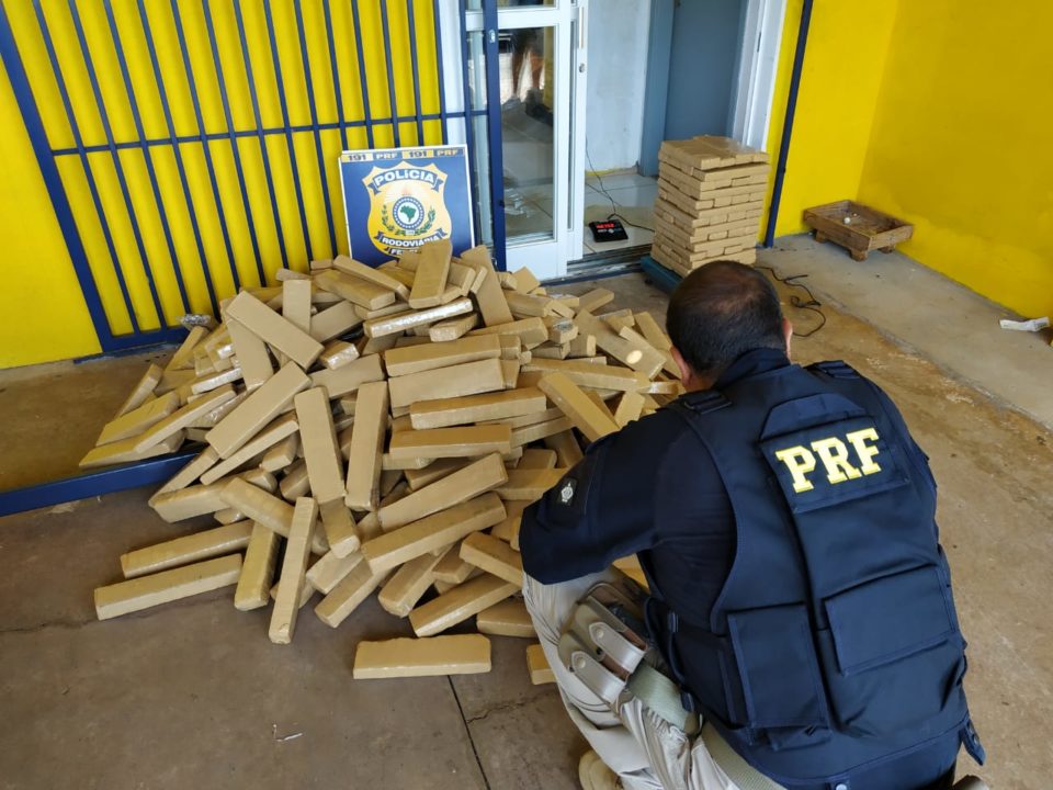 PRF prende dois homens com quase 400 quilos de maconha na região