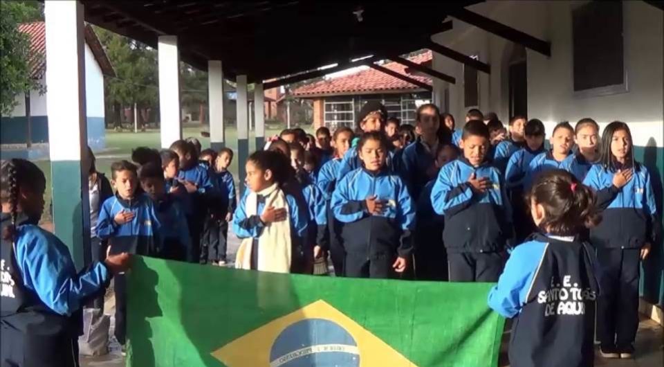 MEC desiste de pedir vídeos de alunos cantando o Hino Nacional