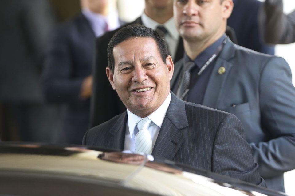 Governo precisa conversar mais com o Congresso, diz Mourão