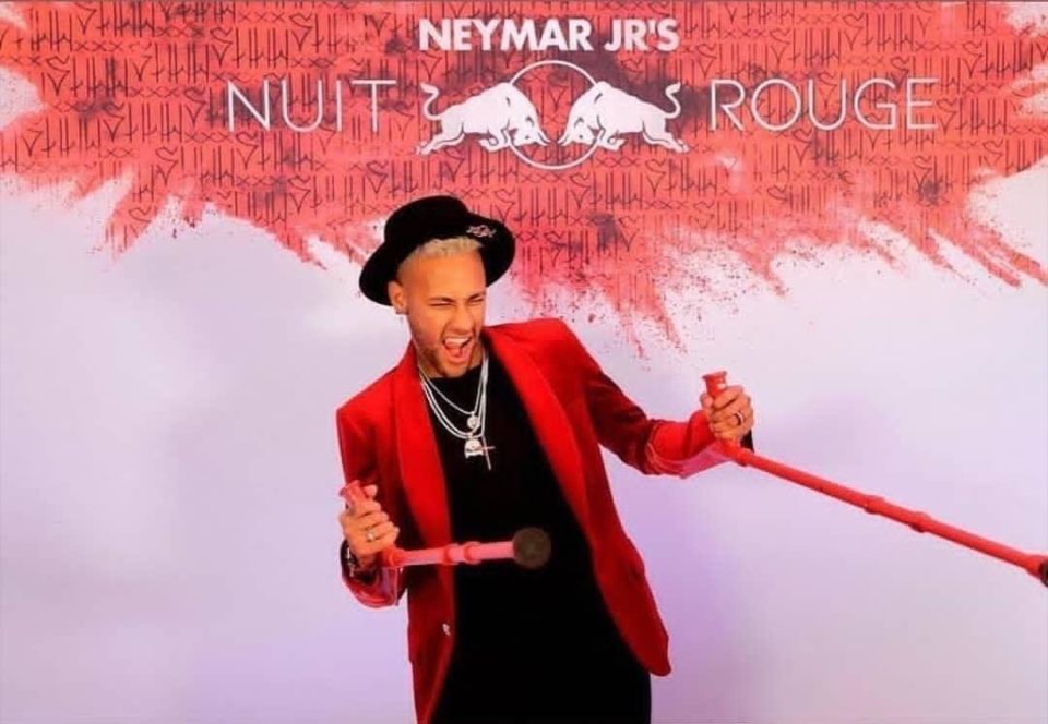 Neymar aparece ao lado de ex-participante do ‘The Voice’