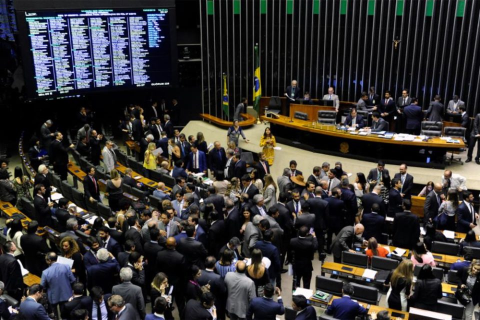 Câmara impõe primeira derrota a Bolsonaro