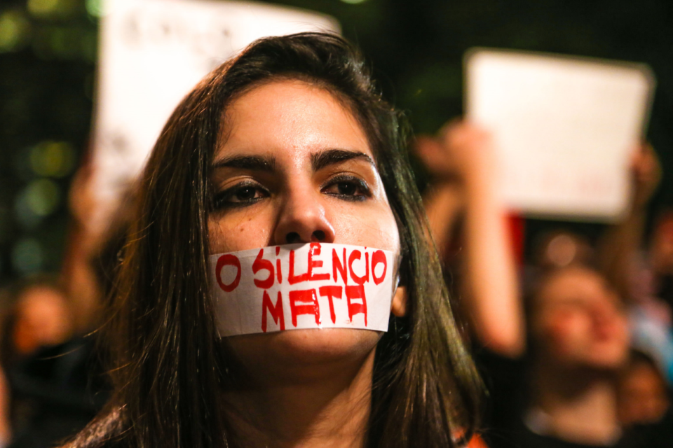 Denúncias na internet de violência contra a mulher crescem