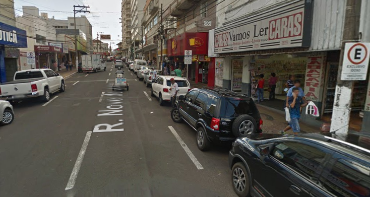 Ladrão dispara arma e espanca mulher em assalto no Centro