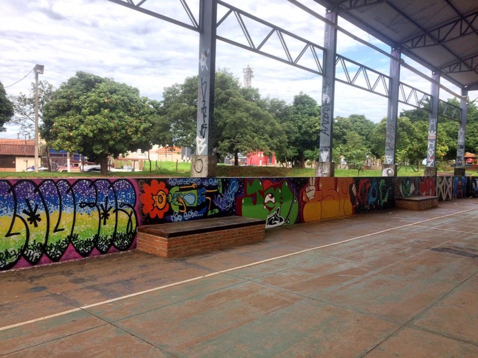 Skatistas e comunidade iniciam grafite no poliesportivo do “Tatá”
