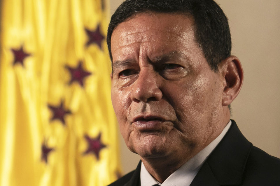 Mourão defende revisão histórica do início da ditadura militar