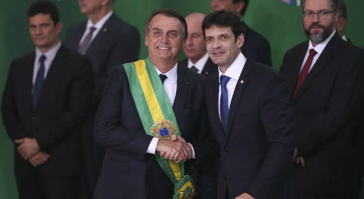 Pressionado, Bolsonaro resiste a exonerar ministro do Turismo