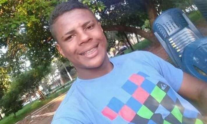 Jovem armado morre com tiros no peito após fugir da polícia