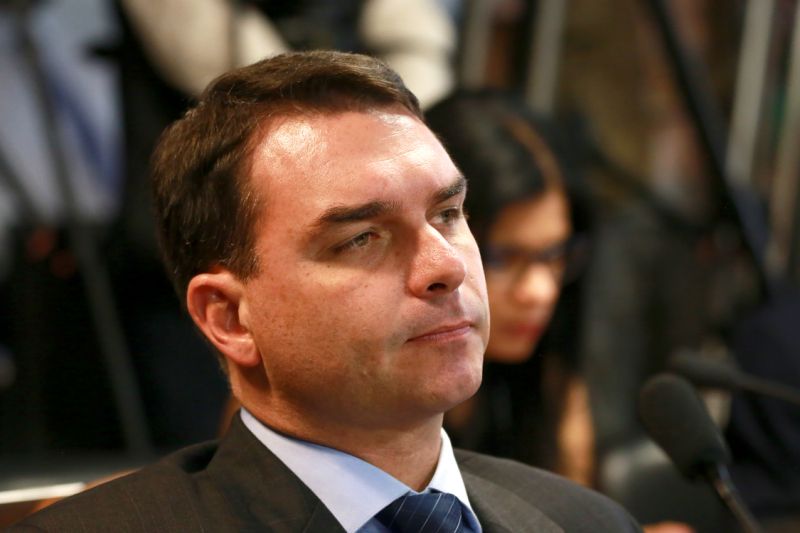 Filho de Bolsonaro quer liberar fábricas de armas