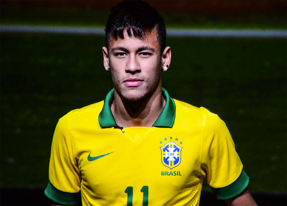 Neymar completa dez anos de carreira com irreverência e muita polêmica